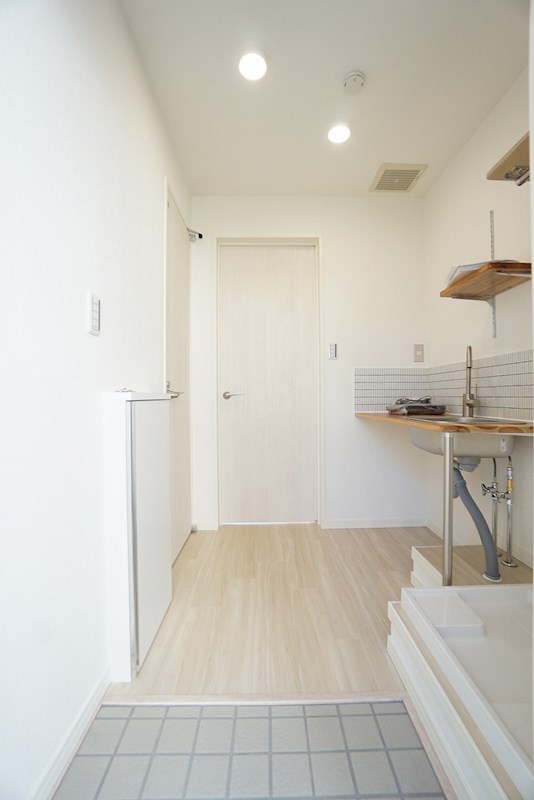 玄関　スリムなシューズボックスのある玄関