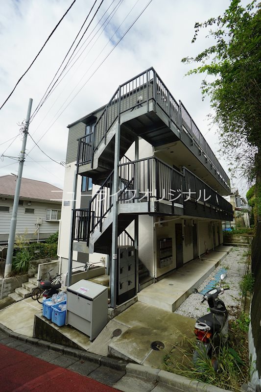 建物外観　閑静な住宅街のアパート