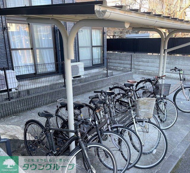 その他　屋根付き駐輪場完備