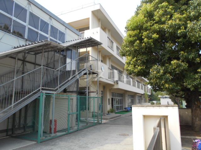 小学校　横浜市立上矢部小学校（小学校）まで974m