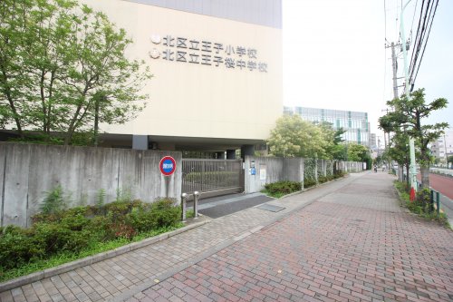 中学校　北区立王子桜中学校（中学校）まで225m