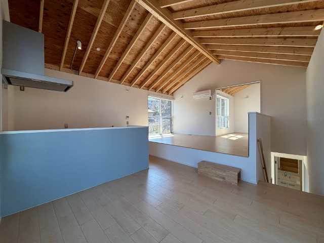 居室・リビング　解放感ある高い天井です◎