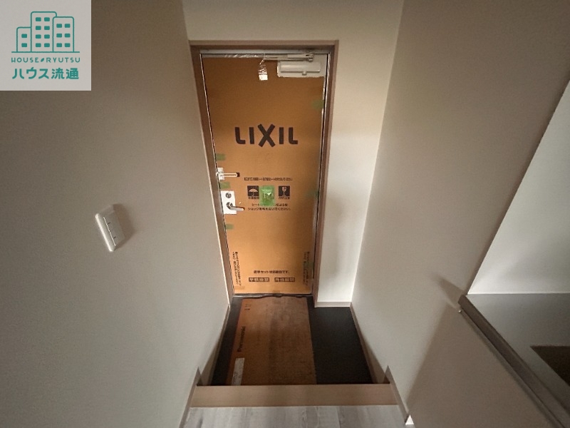 玄関　※写真は別号室です。