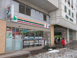 コンビニ　セブンイレブン北海道ST桑園店（コンビニ）まで301m