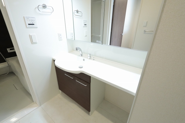 洗面設備　独立洗面台で朝の準備も快適です♪