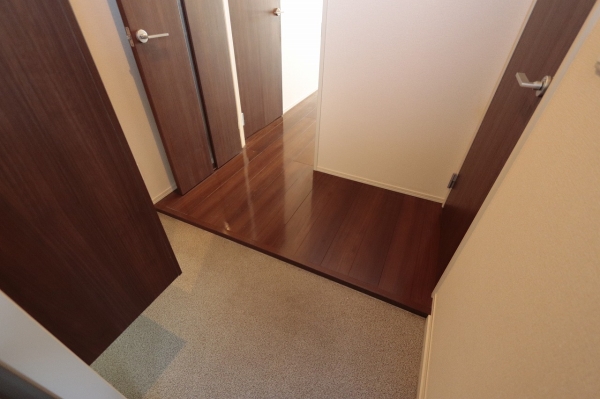 玄関　玄関を入るとホールがあります