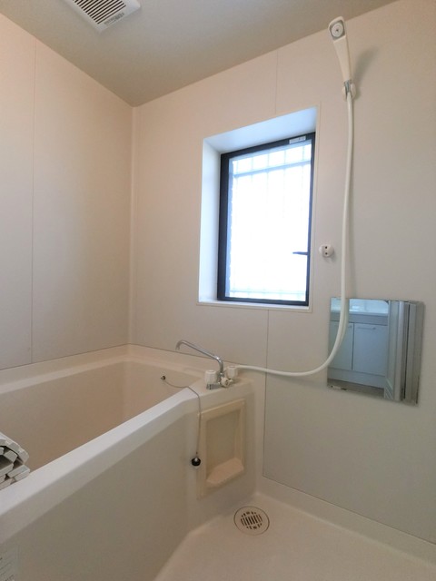 バス・シャワールーム　窓付きのバスルーム♪換気もできて気持ちいいですね♪