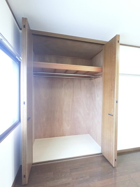 収納　パイプハンガーがあるのでたたまず衣類を掛けることができます♪