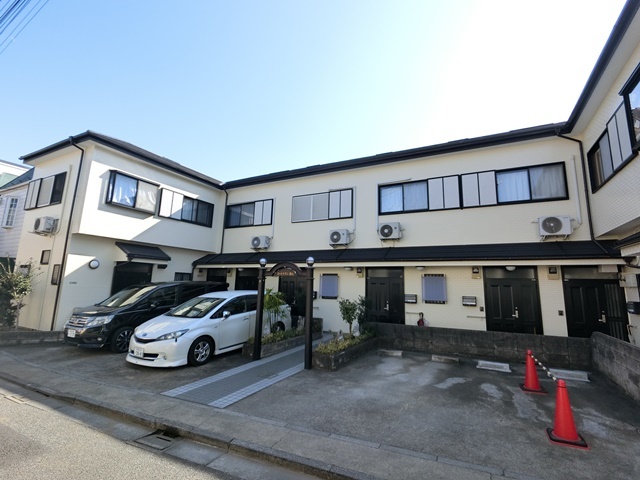 建物外観　２０２２年１月、外装塗り替え♪キレイなテラスハウスです♪