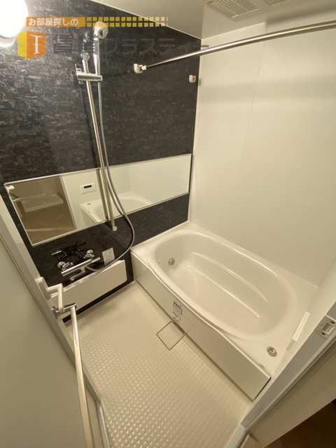 バス・シャワールーム　追い炊き機能・浴室乾燥機能付き。