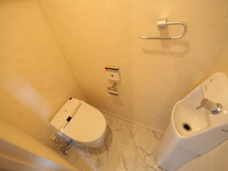 トイレ　温水洗浄暖房便座付トイレ