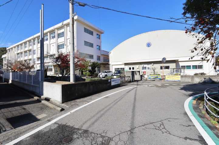 小学校　鳴門市黒崎小学校（小学校）まで548m