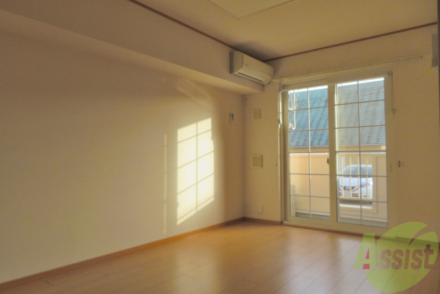 居室・リビング　１２．８帖のリビングダイニングの１ＬＤＫ。広々してますね。