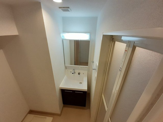 洗面設備　ゆったりとスペースのある洗面所