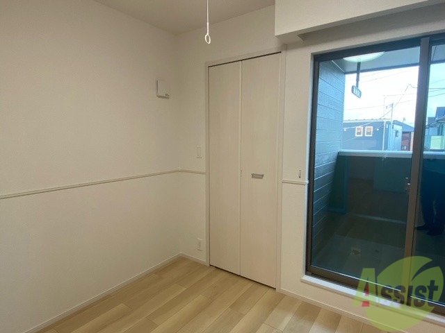 収納　洋室のクローゼットです、収納力が気になりますね