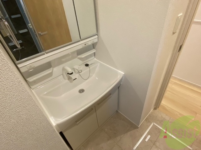 洗面設備　毎日の身だしなみはこちらで、洗面化粧台です