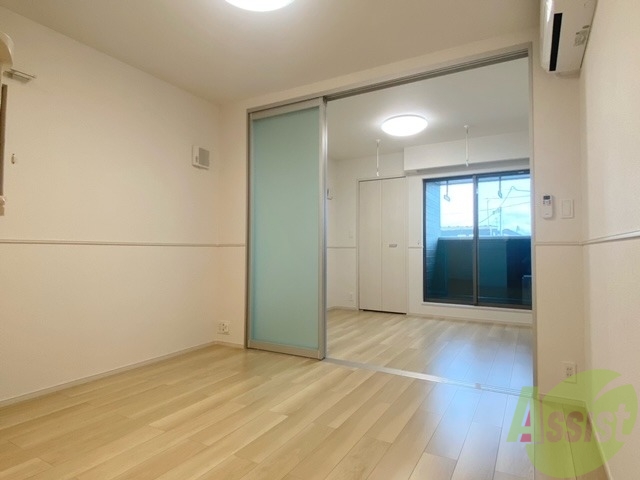 居室・リビング　リビングはこちら、引き戸で寝室と分けられますね