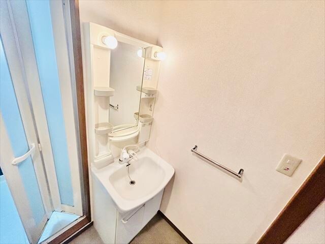 洗面設備　同一建物内３０５号室内装写真転載