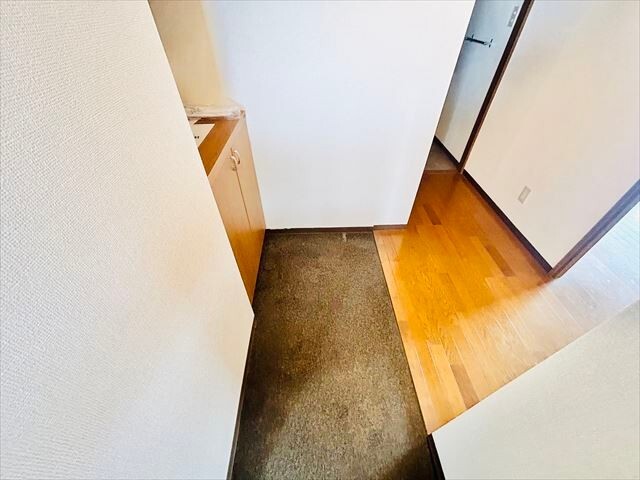 玄関　同一建物内３０５号室内装写真転載
