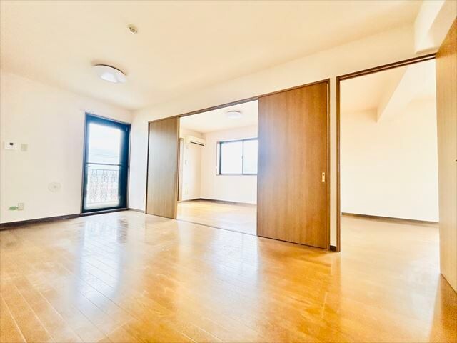 居室・リビング　同一建物内３０５号室内装写真転載