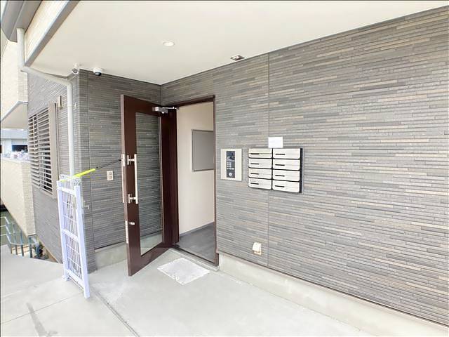 エントランス　監視カメラ２台、オートロックで安心です。