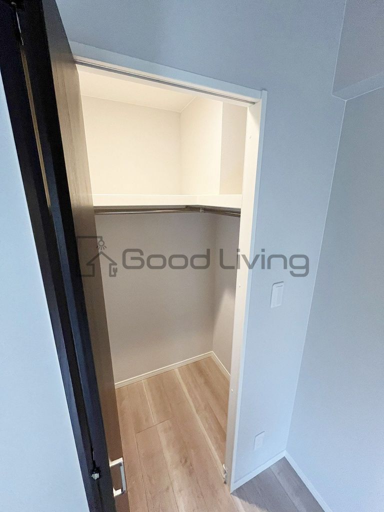 収納　ウォークインクローゼットで大きな荷物もひとまとめにできます♪