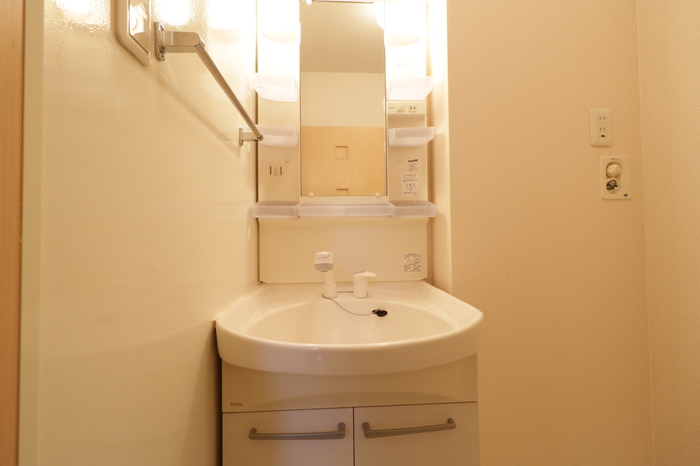 洗面設備　シャワー付き洗面化粧台