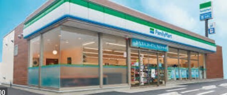 コンビニ　ファミリーマート川平一丁目店（コンビニ）まで725m