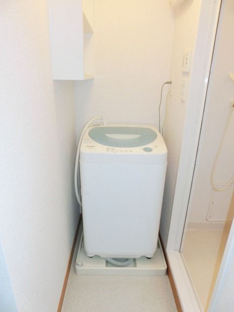 洗面設備　室内洗濯機ございます。