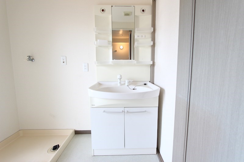 洗面設備　※写真は別号室のものですので現状優先とさせていただきます