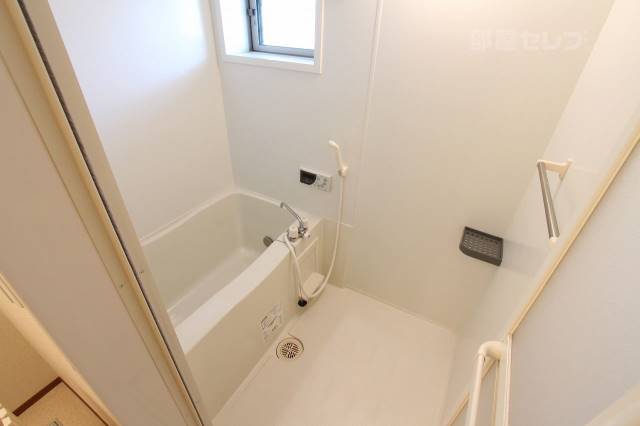 バス・シャワールーム　窓があるのはポイントが高いです。