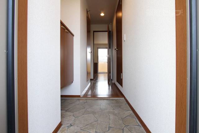 玄関　コレクションを並べれます。