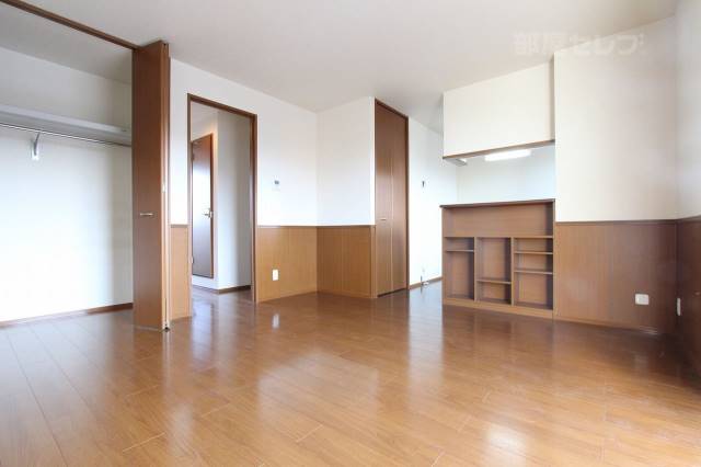 居室・リビング　大きな家具も置けます。