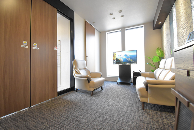 ロビー　ロビーにはタクシーの送迎待ちなどに使えるスペースがあります♪