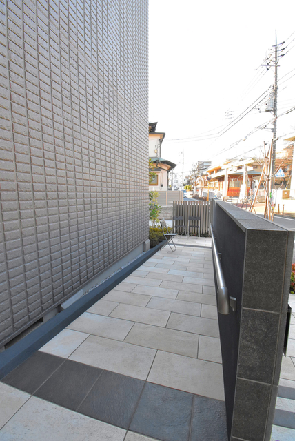 その他共有部分　車椅子やカートご利用でもお出掛けしやすいスロープ付き♪