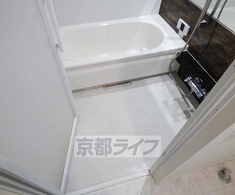 バス・シャワールーム　広々とした浴室です。