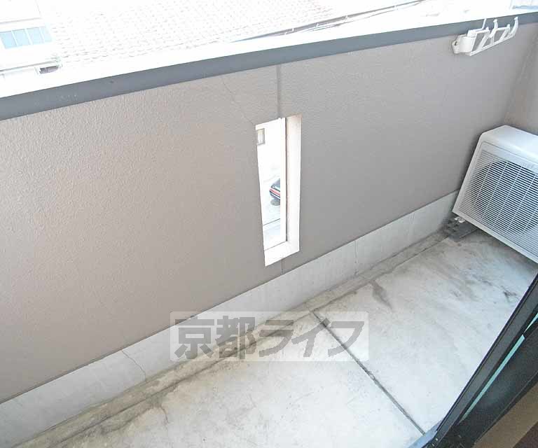 バルコニー　洗濯を干すには十分なスペースです。