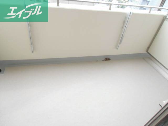 バルコニー　同物件別部屋の写真です