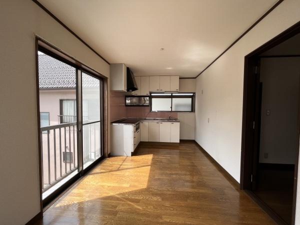 居室・リビング　明るいダイニングスペース