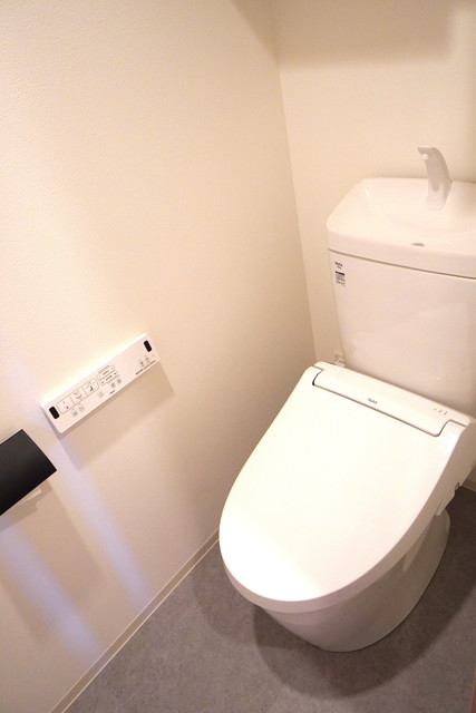 トイレ　※写真は同タイプ住戸です。