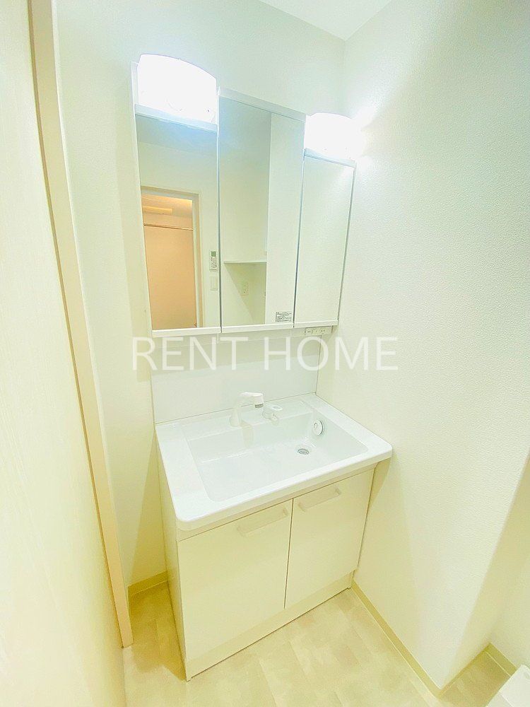 洗面設備　三面鏡付き独立洗面化粧台