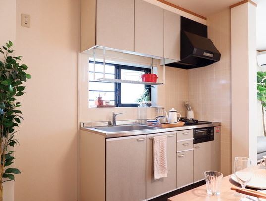 キッチン　モデルルーム画像に伴い、家具・備品は賃貸条件に含まれません。