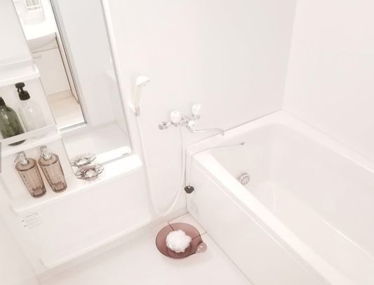 バス・シャワールーム　モデルルーム画像に伴い、家具・備品は賃貸条件に含まれません。