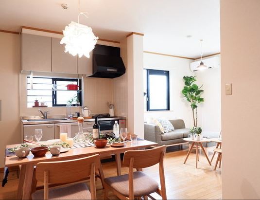 居室・リビング　モデルルーム画像に伴い、家具・備品は賃貸条件に含まれません。