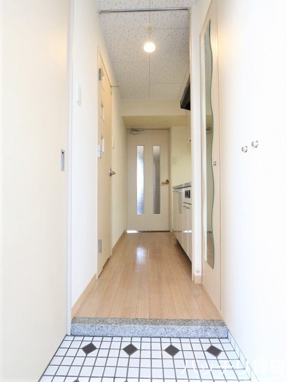 玄関　※同型タイプの為、現状を優先いたします