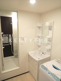 洗面設備　明るい洗面所です