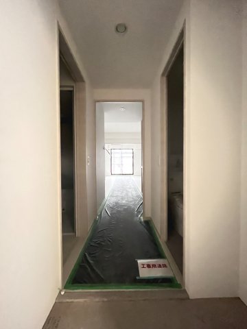 玄関　建築中の写真です。