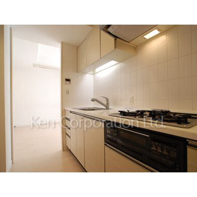 キッチン　同タイプ6階のお部屋を撮影。仕様が異なることがあります。