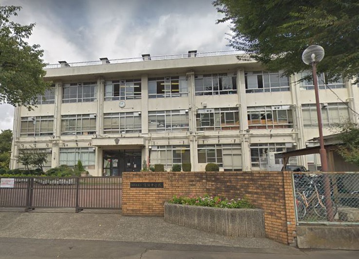 中学校　清新中学校（中学校）まで835m