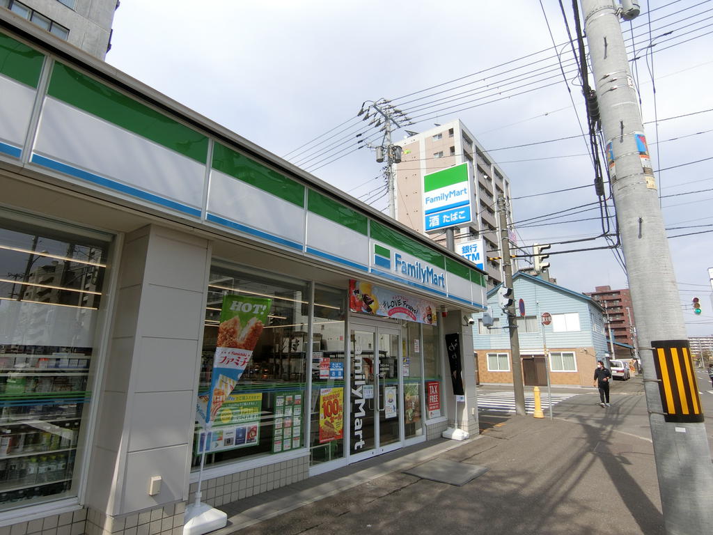 コンビニ　ファミリーマート札幌南5条東店（コンビニ）まで190m